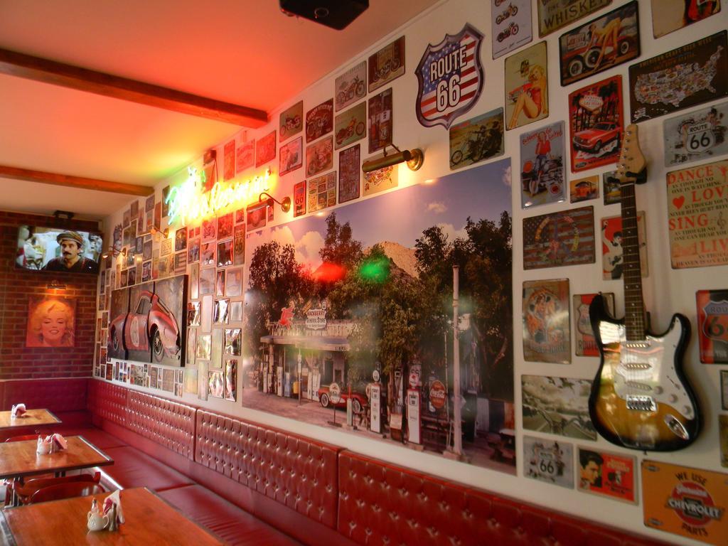 Prohibicja Peter'S Pub Motel Mikołajki Eksteriør bilde