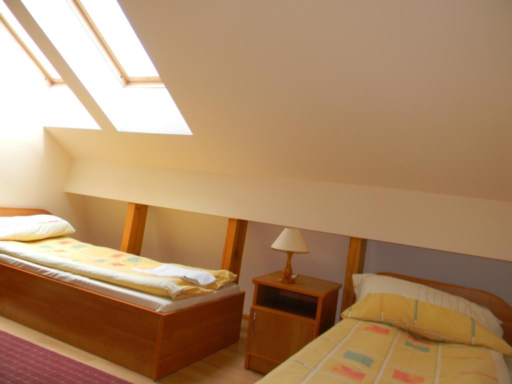 Prohibicja Peter'S Pub Motel Mikołajki Rom bilde