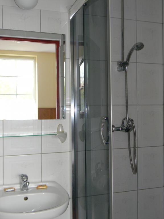 Prohibicja Peter'S Pub Motel Mikołajki Rom bilde