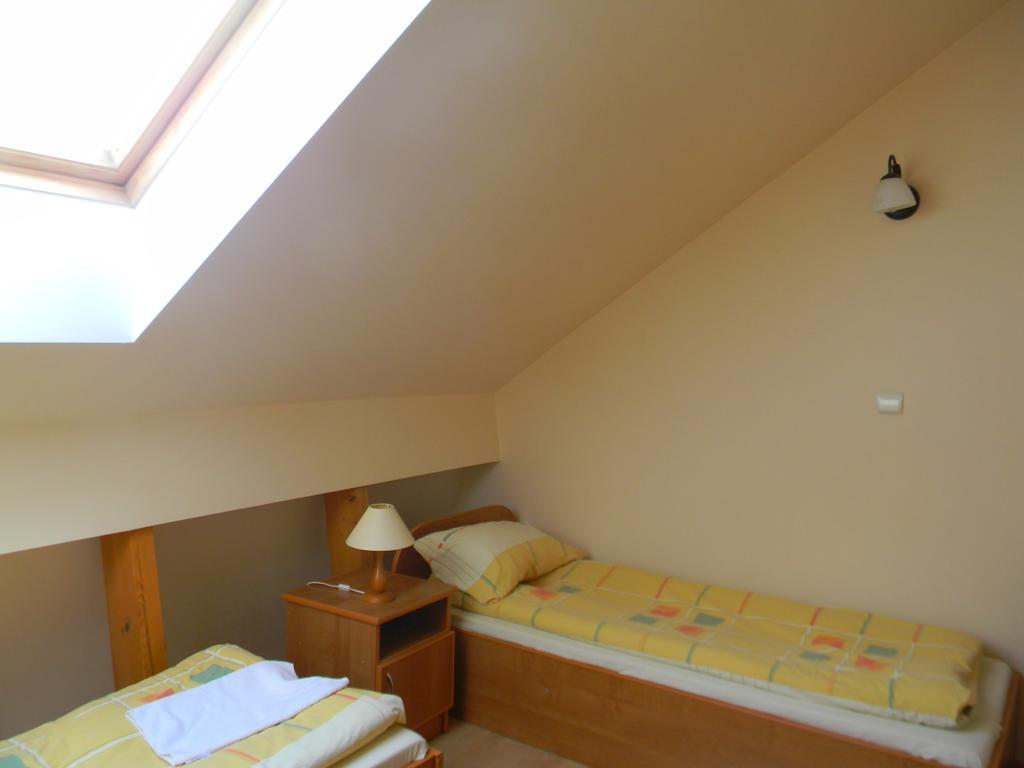 Prohibicja Peter'S Pub Motel Mikołajki Rom bilde