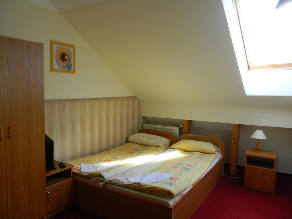 Prohibicja Peter'S Pub Motel Mikołajki Rom bilde