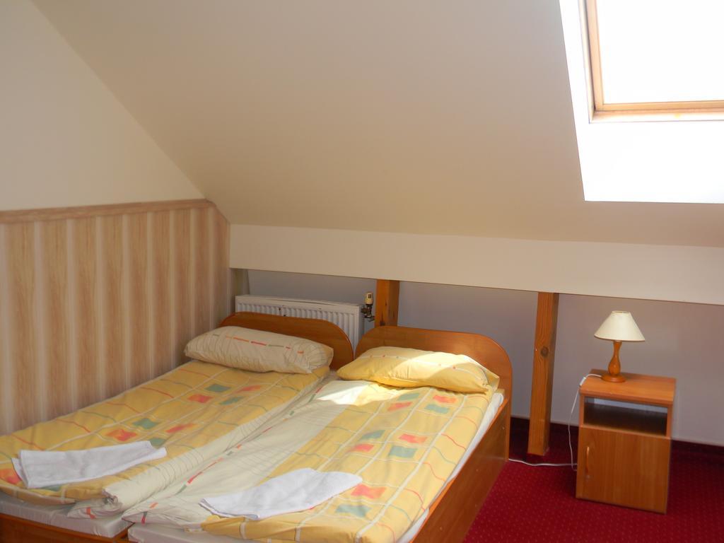 Prohibicja Peter'S Pub Motel Mikołajki Rom bilde