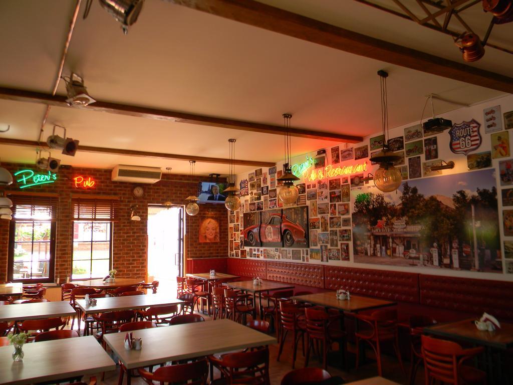 Prohibicja Peter'S Pub Motel Mikołajki Eksteriør bilde